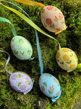 Load image into Gallery viewer, Hand-painted “Flower Baskets” Eggs Set of 5
